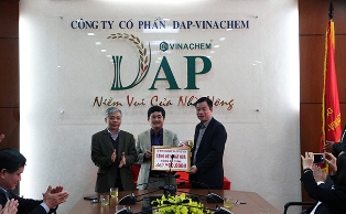 Lãnh đạo Tập đoàn thăm, tặng quà Tết cho Công ty DAP - Vinachem